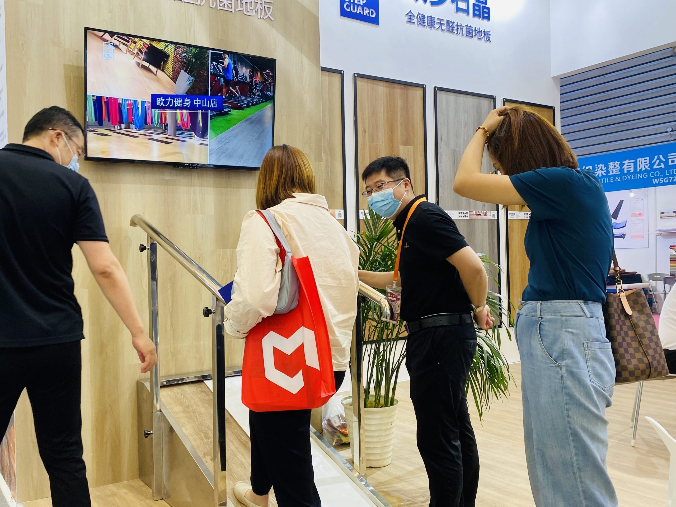 小藍鯨石晶地板展會防滑體驗