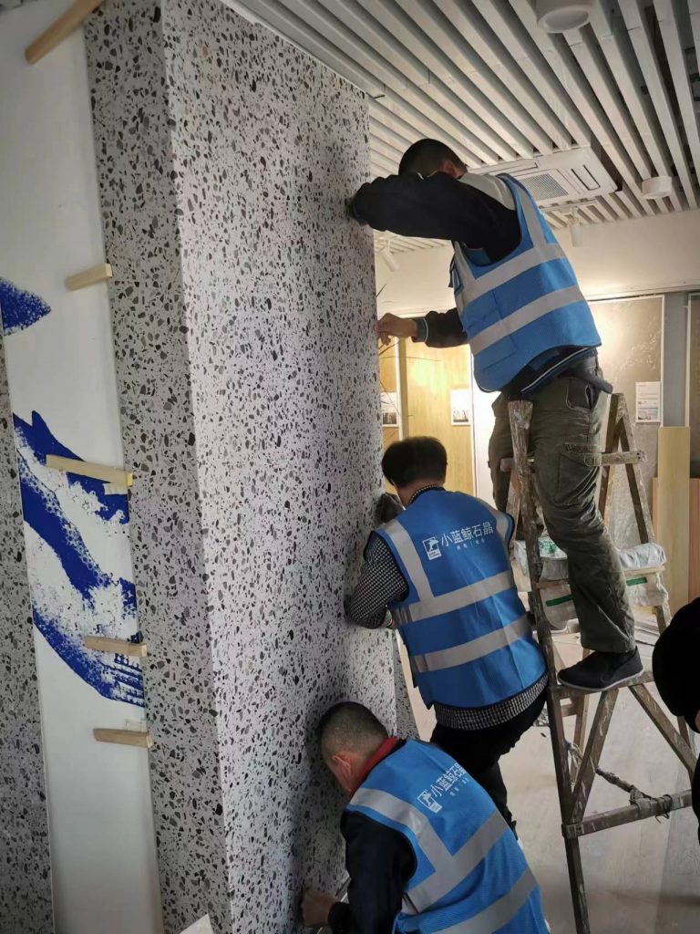 石晶墻板工人安裝施工過程